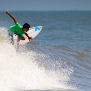Foto mostra surfista participante do Circuito Gaúcho de Surf 2025