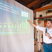 Foto mostra o vice-governador Gabriel Souza falando a convidados em palestra-almoço em Santo Antônio da Patrulha