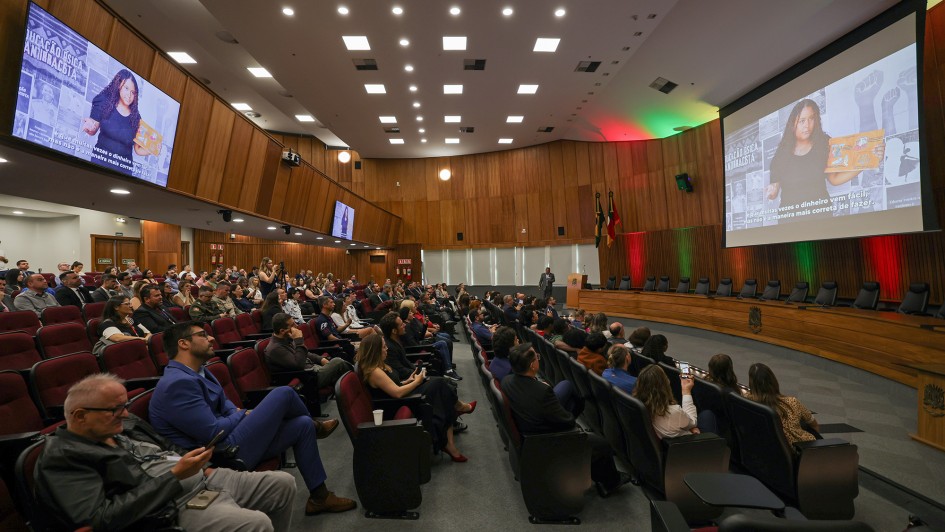 Imagem mostra cerimônia de entrega do prêmio do Projeto Escola Íntegra 