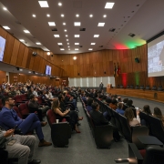 Imagem mostra cerimônia de entrega do prêmio do Projeto Escola Íntegra 