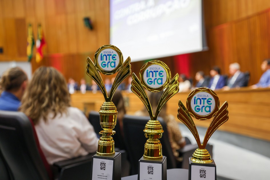 Troféus e estímulo global de R$ 40 mil foram entregues a escolas, professores e alunos em ação pela cultura da ética -Foto: Robson Nunes Guedes/Ascom Sefaz
