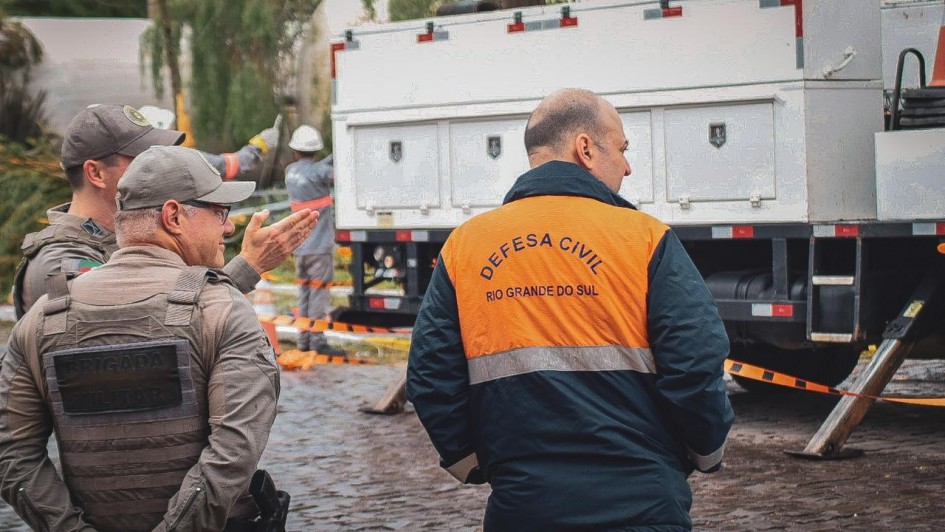 Foto mostra agentes da Defesa Civil e da Seguran&ccedil;a P&uacute;blica em Flores da Cunha