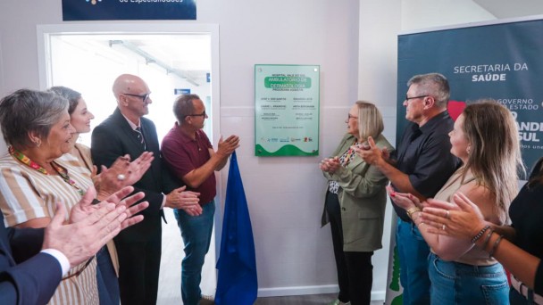 Foto mostra ato de inaugura&ccedil;&atilde;o de ambulat&oacute;rio de dermatologia em Vale do Sol, com a presen&ccedil;a da secret&aacute;ria da Sa&uacute;de Arita Bergmann