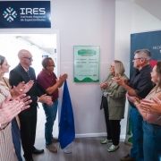 Foto mostra ato de inauguração de ambulatório de dermatologia em Vale do Sol, com a presença da secretária da Saúde Arita Bergmann