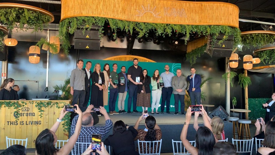 Foto mostra vencedores do BRDE Labs RS 2025 e representantes do Estado