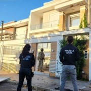 Foto mostra operação com agentes da Fazenda do Estado e da Policia Civil