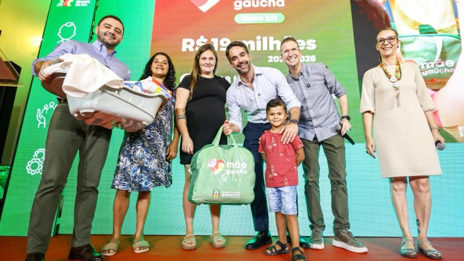 Foto mostra governador Eduardo Leite, ao centro, com benefici&aacute;rios de programas sociais. Junto est&aacute; o vice-governador Gabriel Souza e o secret&aacute;rio Bete Fantinel