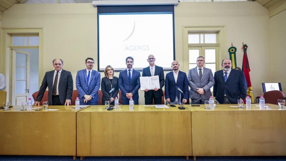 Foto mostra ato solene de posse da presid&ecirc;ncia da Agergs, em imagem de autoridades, tendo ao centro o governador Eduardo Leite e o novo presidente da ag&ecirc;ncia Marcelo Spilki