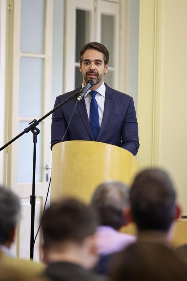 Imagem mostra o governador Eduardo Leite na posse do novo presidente da Agergs