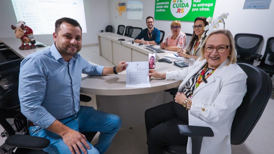 Foto mostra ato de libera&ccedil;&atilde;o de recurso extraordin&aacute;rio para Hospital de Camaqu&atilde;, tendo a secret&aacute;ria Arita Bergmann &agrave; direita