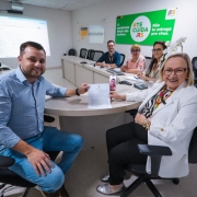 Foto mostra ato de libera&ccedil;&atilde;o de recurso extraordin&aacute;rio para Hospital de Camaqu&atilde;, tendo a secret&aacute;ria Arita Bergmann &agrave; direita