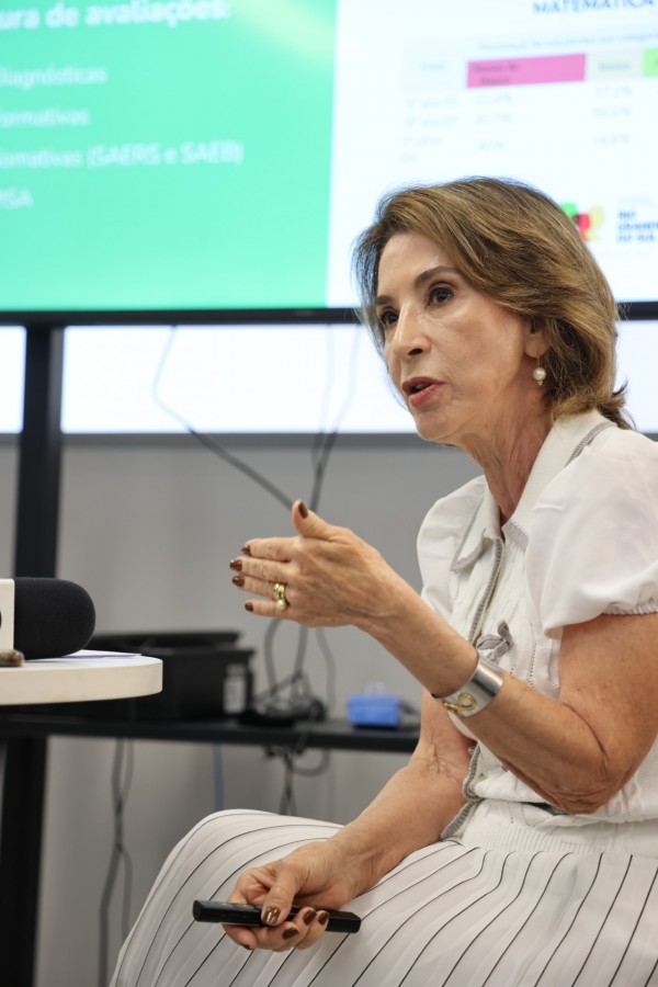 Secretária Raquel Teixeira está falando e gesticulando.