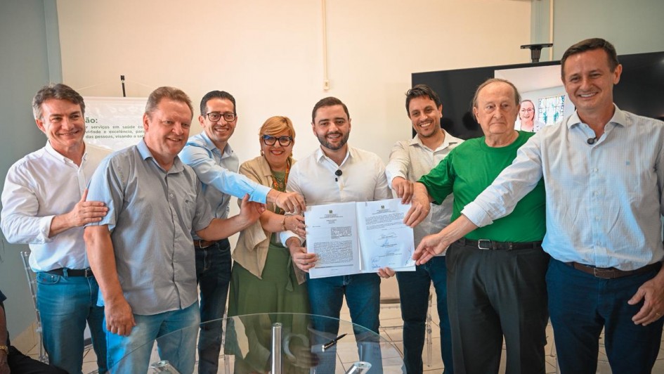 Foto mostra ato de melhorias na sa&uacute;de em Panambi