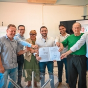 Foto mostra ato de melhorias na sa&uacute;de em Panambi