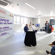 Foto mostra ato de assinatura para sa&uacute;de p&uacute;blica