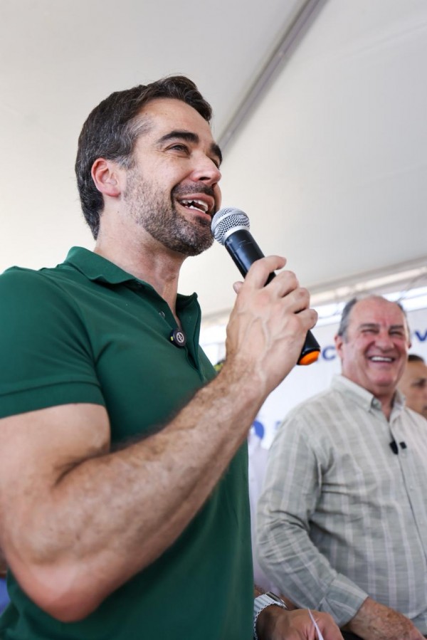 Foto mostra o governador Eduardo Leite falando ao público ao microfone