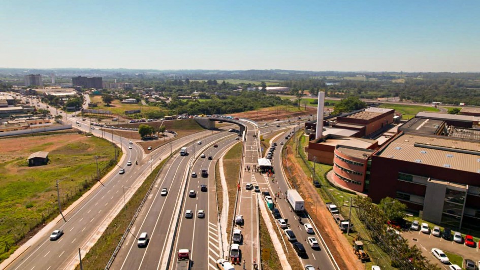 Foto a&eacute;rea mostra novo viaduto e trincheira no complexo vi&aacute;rio da ERS-118, em Gravata&iacute; 