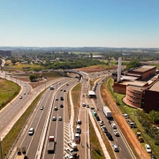 Foto a&eacute;rea mostra novo viaduto e trincheira no complexo vi&aacute;rio da ERS-118, em Gravata&iacute; 