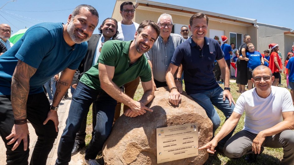 Foto da entrega de moradias em Encantado, com o governador Eduardo Leite