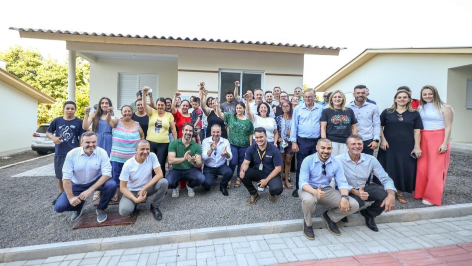Imagem da entrega de moradias em Nova Alvorada pelo governador Eduardo Leite, entre autoridades e benefici&aacute;rios do programa habitacional