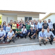 Imagem da entrega de moradias em Nova Alvorada pelo governador Eduardo Leite, entre autoridades e benefici&aacute;rios do programa habitacional