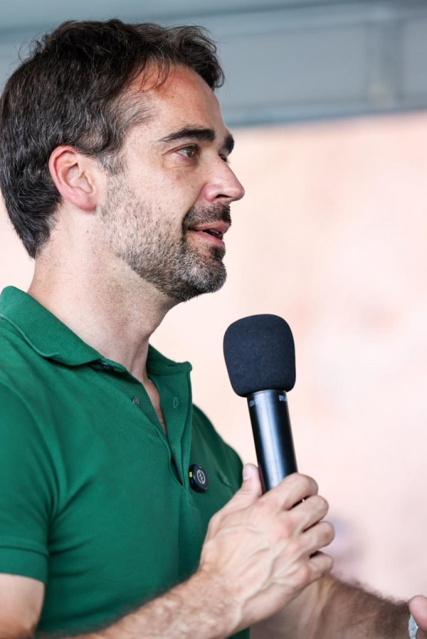 Foto mostra governador Eduardo Leite falando ao microfone durante entrega de casas em Nova Alvorada