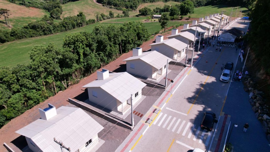 Foto mostra casas entregues pelo governador Eduardo Leite em Nova Alvorada