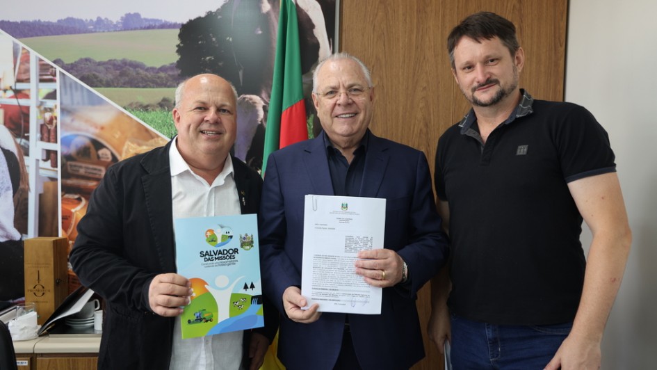 Foto mostra secret&aacute;rio de Desenvolvimento Rural, Vilson Covatti, em ato de conv&ecirc;nio com agricultores