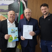 Foto mostra secret&aacute;rio de Desenvolvimento Rural, Vilson Covatti, em ato de conv&ecirc;nio com agricultores