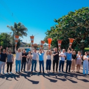 Foto mostra autoridades, entre elas o vice-governador Gabriel Souza, elevam cones para simbolizar a entrega das obras &agrave; comunidade de Seberi.