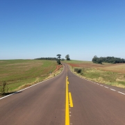 Foto mostra estrada e paisagem do interior ga&uacute;cho
