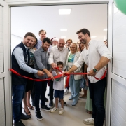 Foto mostra governador Eduardo Leite em ato de inaugura&ccedil;&atilde;o em Est&acirc;ncia Velha