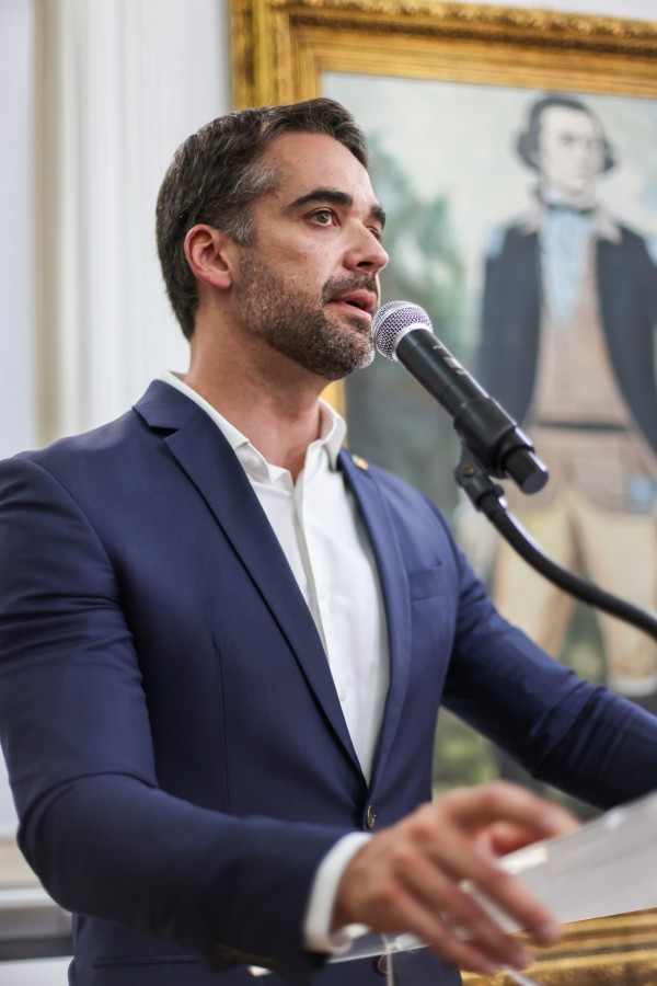 Foto mostra governador Eduardo Leite em cerimônia de assinatura da sanção de lei para a Brigada Militar