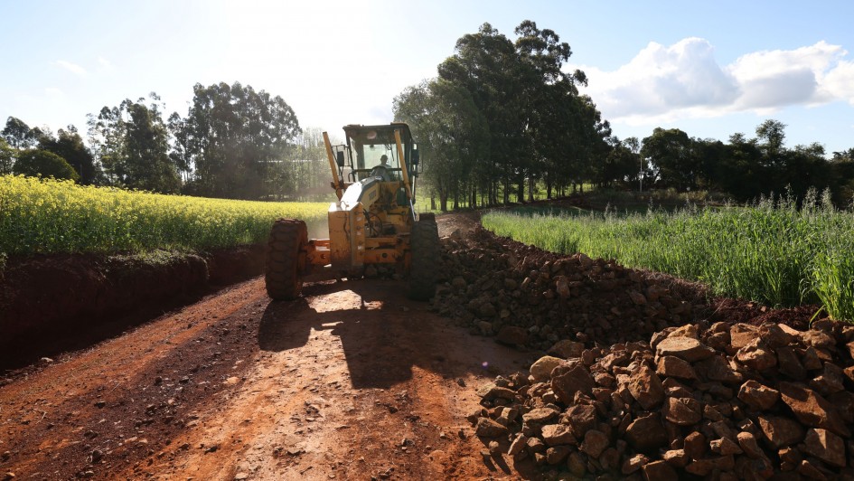 Foto mostra m&aacute;quina em trabalho na estrada vicinal