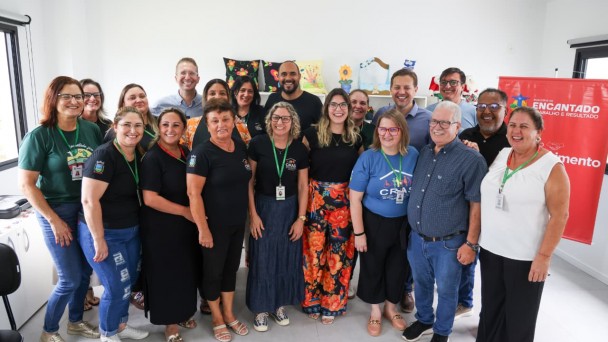 Foto mostra pessoas que participaram de inaugura&ccedil;&atilde;o de amplia&ccedil;&atilde;o do Cras em Encantado
