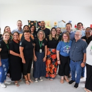 Foto mostra pessoas que participaram de inaugura&ccedil;&atilde;o de amplia&ccedil;&atilde;o do Cras em Encantado