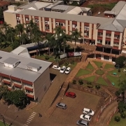 Vista a&eacute;rea do Hospital S&atilde;o Jo&atilde;o Batista. A foto mostra um complexo hospital com dois edif&iacute;cios e estacionamento. 
