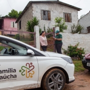 Foto mostra visita de agente de desenvolvimento a uma fam&iacute;lia