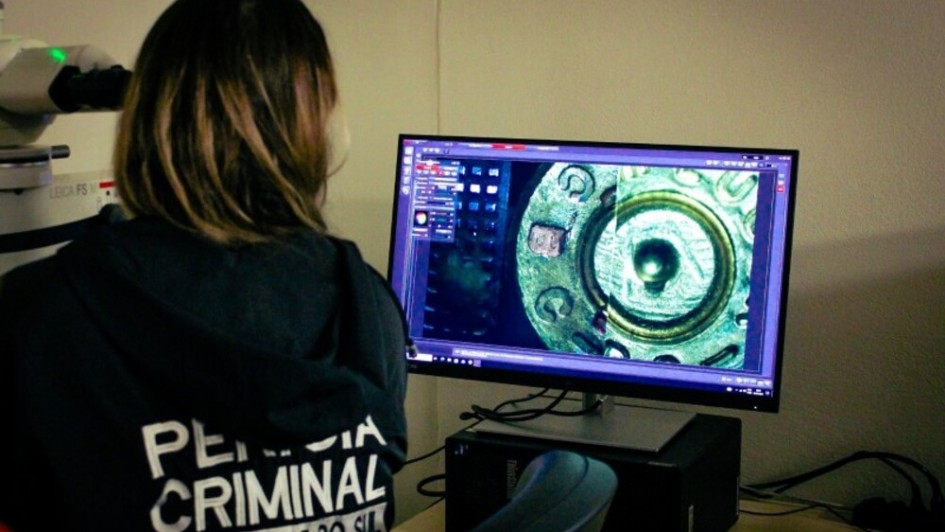 Foto mostra perita em exame bal&iacute;stico