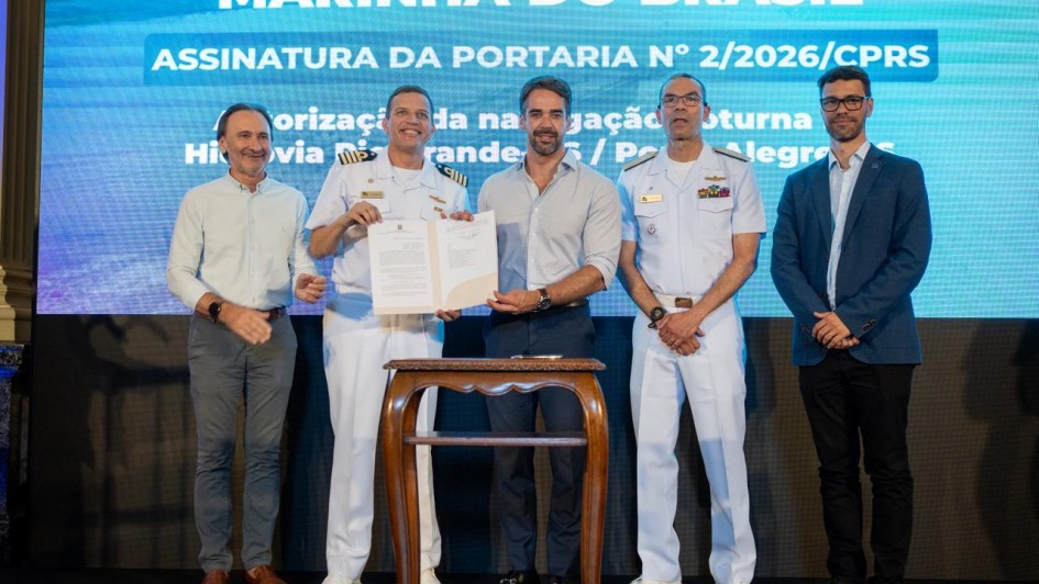 Imagem do ato para an&uacute;ncio da navega&ccedil;&atilde;o noturna pelo governador Eduardo Leite, no Pal&aacute;cio Piratini