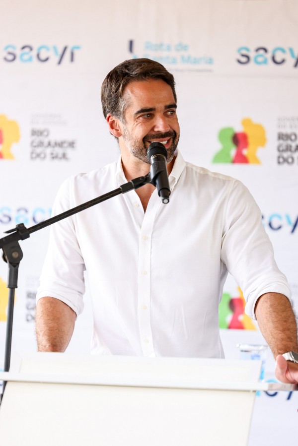 Foto mostra governador Eduardo Leite