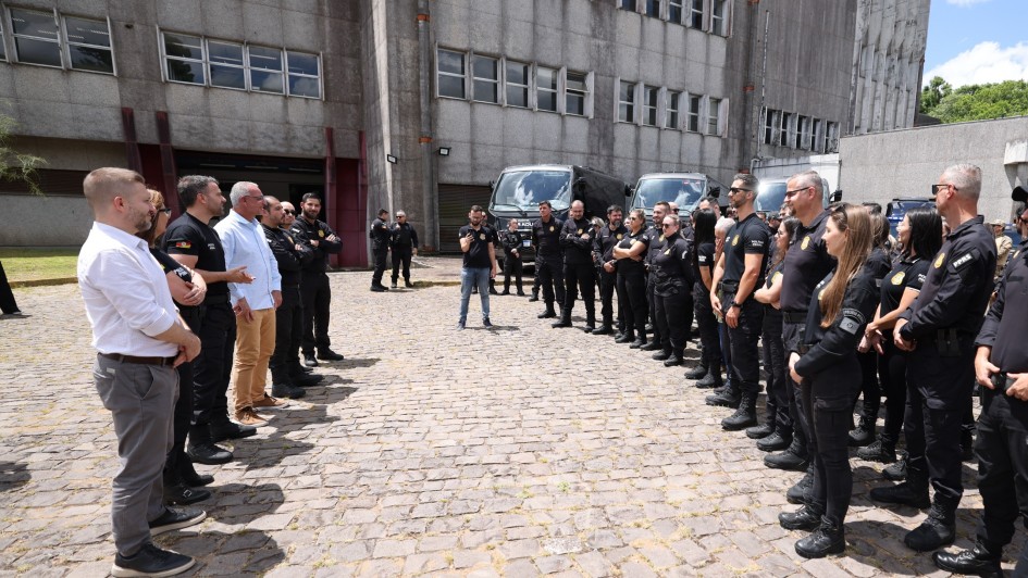Foto mostra autoridades, policiais penais e ve&iacute;culos entregues no p&aacute;tio da SSPS