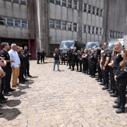Foto mostra autoridades, policiais penais e ve&iacute;culos entregues no p&aacute;tio da SSPS