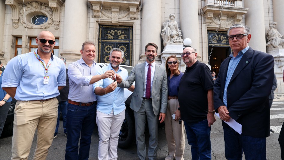 Foto mostra governador Eduardo Leite ne entrega de ve&iacute;culos para Seapi