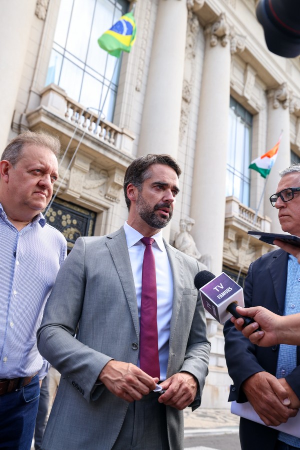 Foto mostra governador Eduardo Leite falando