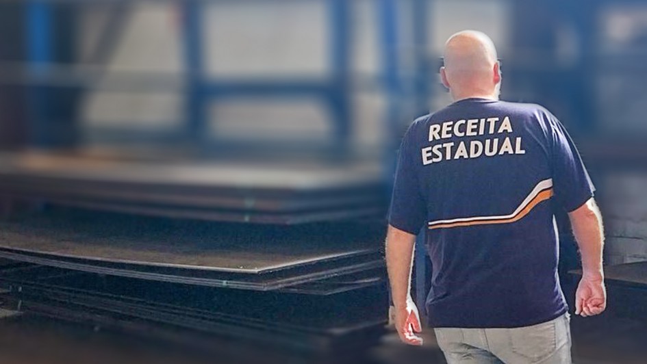 A imagem mostra um homem de costas vestindo uma camiseta da Receita Estadual. O fundo da imagem est&aacute; desfocado. 