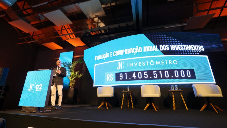 Foto do secret&aacute;rio Caio Tomazeli falando aos convidados do lan&ccedil;amento do Anu&aacute;rio de Investimentos 2025