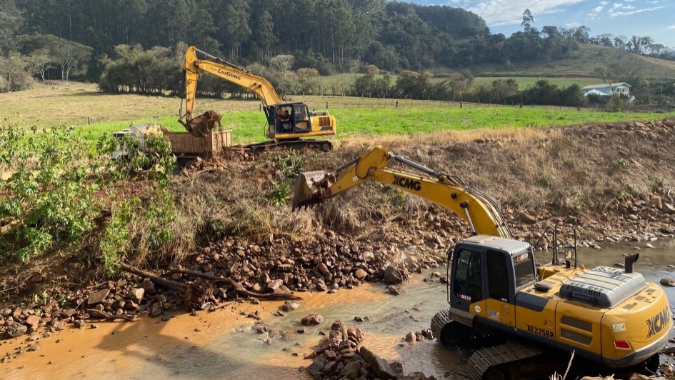 Foto mostra trabalho de escavadeiras