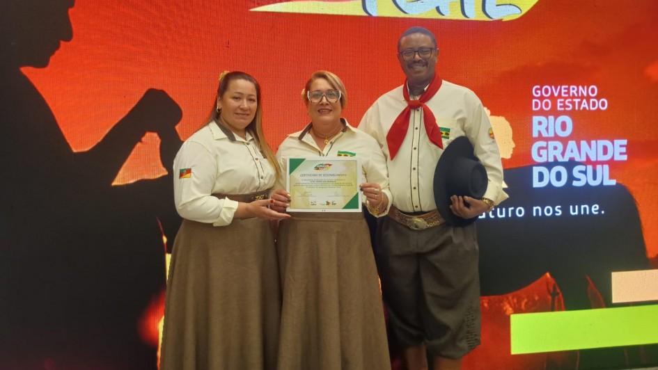 Registro dos integrantes do CTG Tropilha Crioula, na cerim&ocirc;nia de entrega do Pr&ecirc;mio