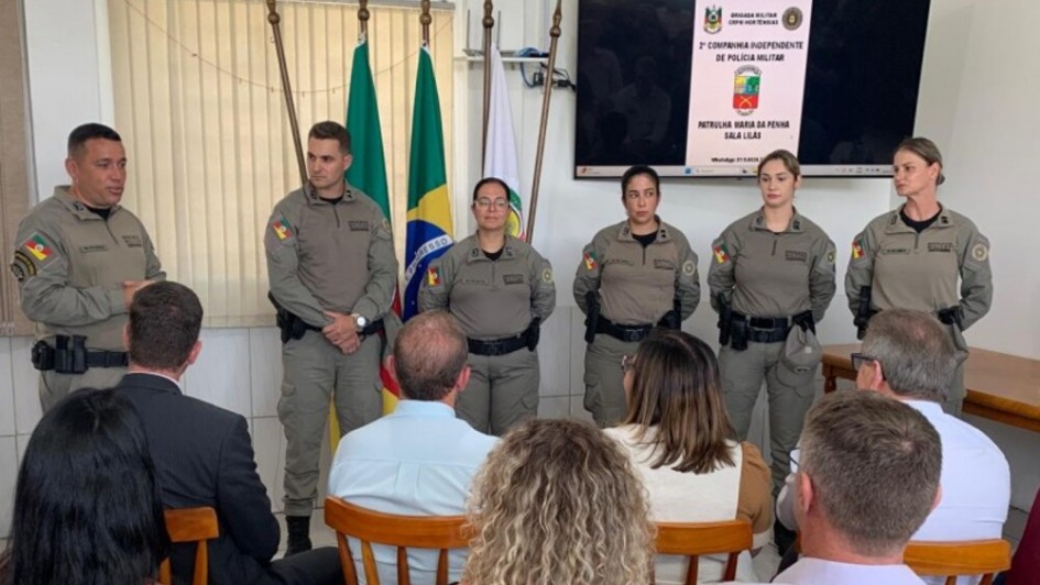 Foto mostra interatividade entre policiai militares e comunidade